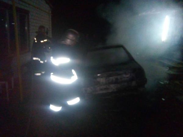 Новина На Кіровоградщині рятувальники приборкали дві пожежі автомобілів Ранкове місто. Кропивницький