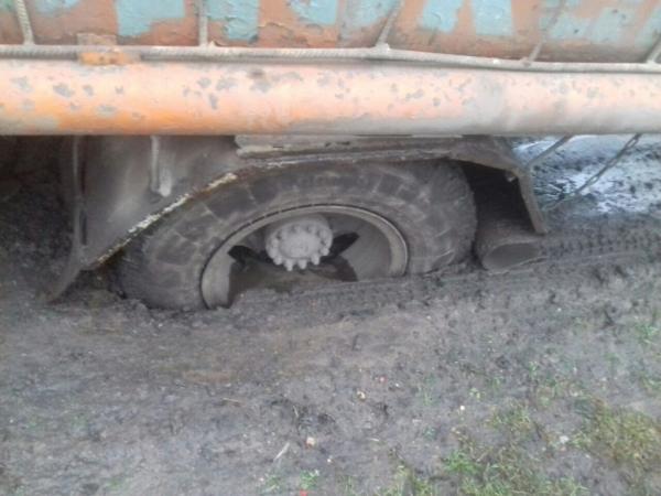 Новина На Кіровоградщині автомобіль застряг на складній ділянці дороги Ранкове місто. Кропивницький