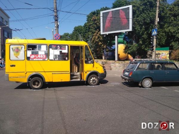 Новина На центральному перехресті у Кропивницькому сталася ДТП Ранкове місто. Кропивницький