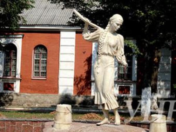 Новина У Кропивницькому невідомі вчергове пошкодили скульптуру Наталки Полтавки Ранкове місто. Кропивницький