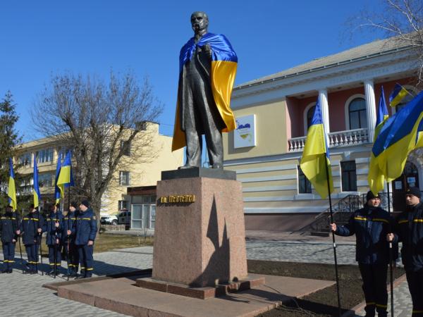 Новина У Кропивницькому відзначили 209-річницю Кобзаря біля пам'ятника Шевченку Ранкове місто. Кропивницький