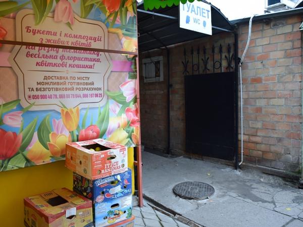 Новина Кропивничани купують яблука, які продавець зберігає у туалеті (ВІДЕО, ФОТО) Ранкове місто. Кропивницький