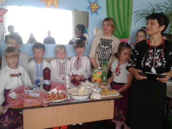 Новина Кропивницький район: Карлівські школярі привітали місцевих аграріїв з професійним святом Ранкове місто. Кропивницький