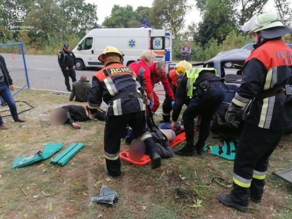 Новина М. Олександрія: рятувальники надали допомогу по деблокуванню двох чоловіків, які постраждали внаслідок ДТП Ранкове місто. Кропивницький