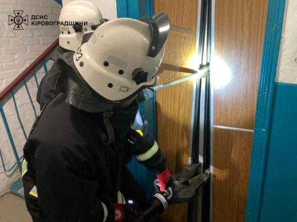 Новина Кропивницькі рятувальники допомогли людям, які стали заручниками несправного ліфта Ранкове місто. Кропивницький