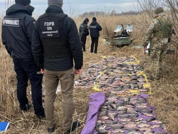 Новина Прикордонники затримали браконьєрів, які виловлювали рибу на Київському водосховищі Ранкове місто. Кропивницький