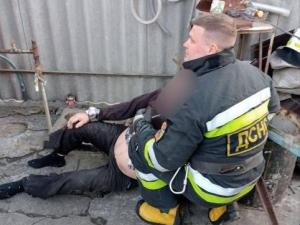 Новина У Кропивницькому рятувальники надали допомогу чоловікові, який не міг вибратись із ями Ранкове місто. Кропивницький