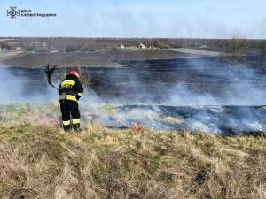 Новина На Кіровоградщині рятувальники загасили 16 пожеж в екосистемі Ранкове місто. Кропивницький
